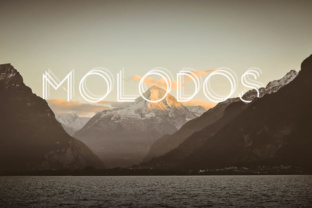 Molodos Light: A Clean Sans Serif Typeface for Web Design